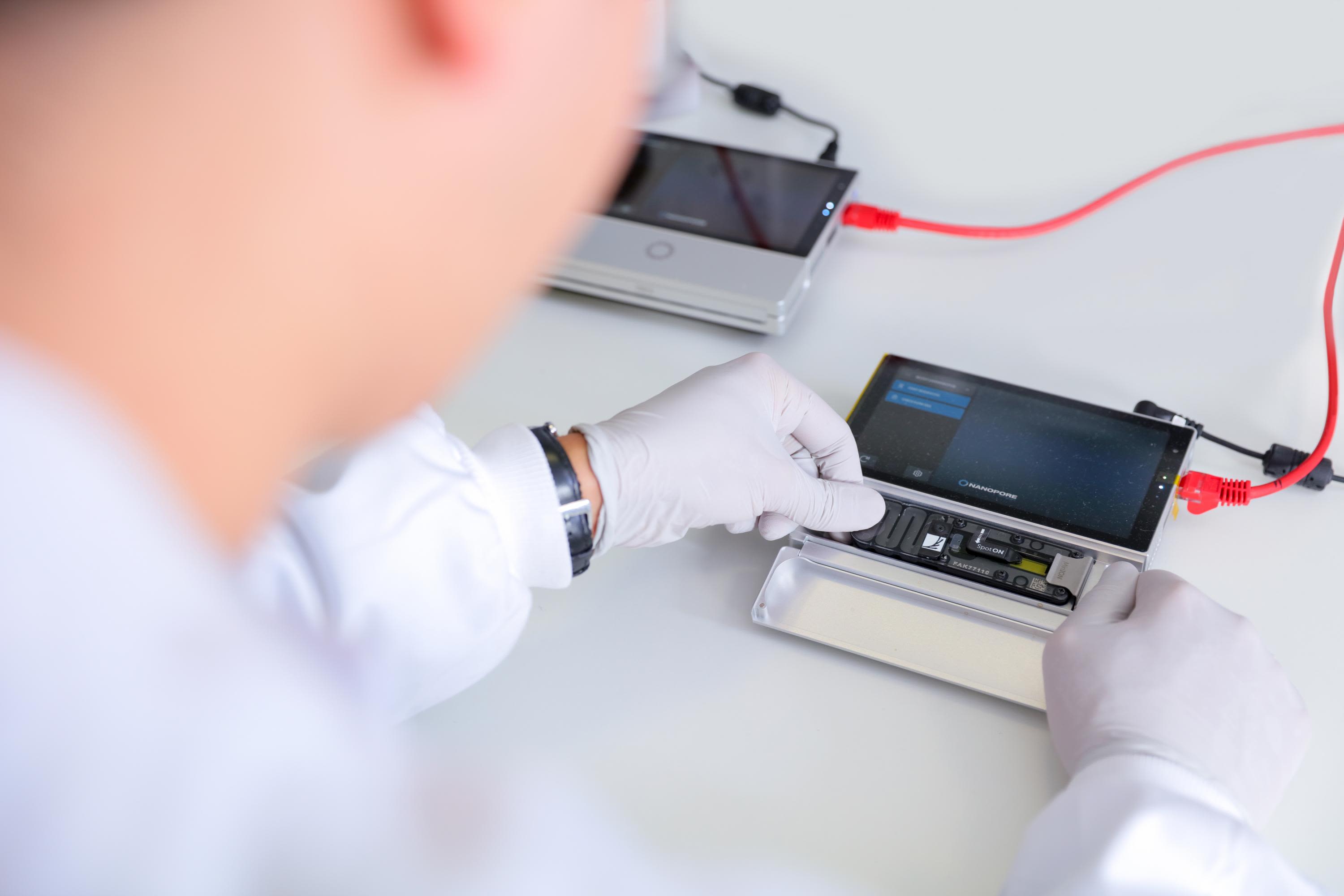 An Oxford Nanopore employee uses an Oxford Nanopore device.