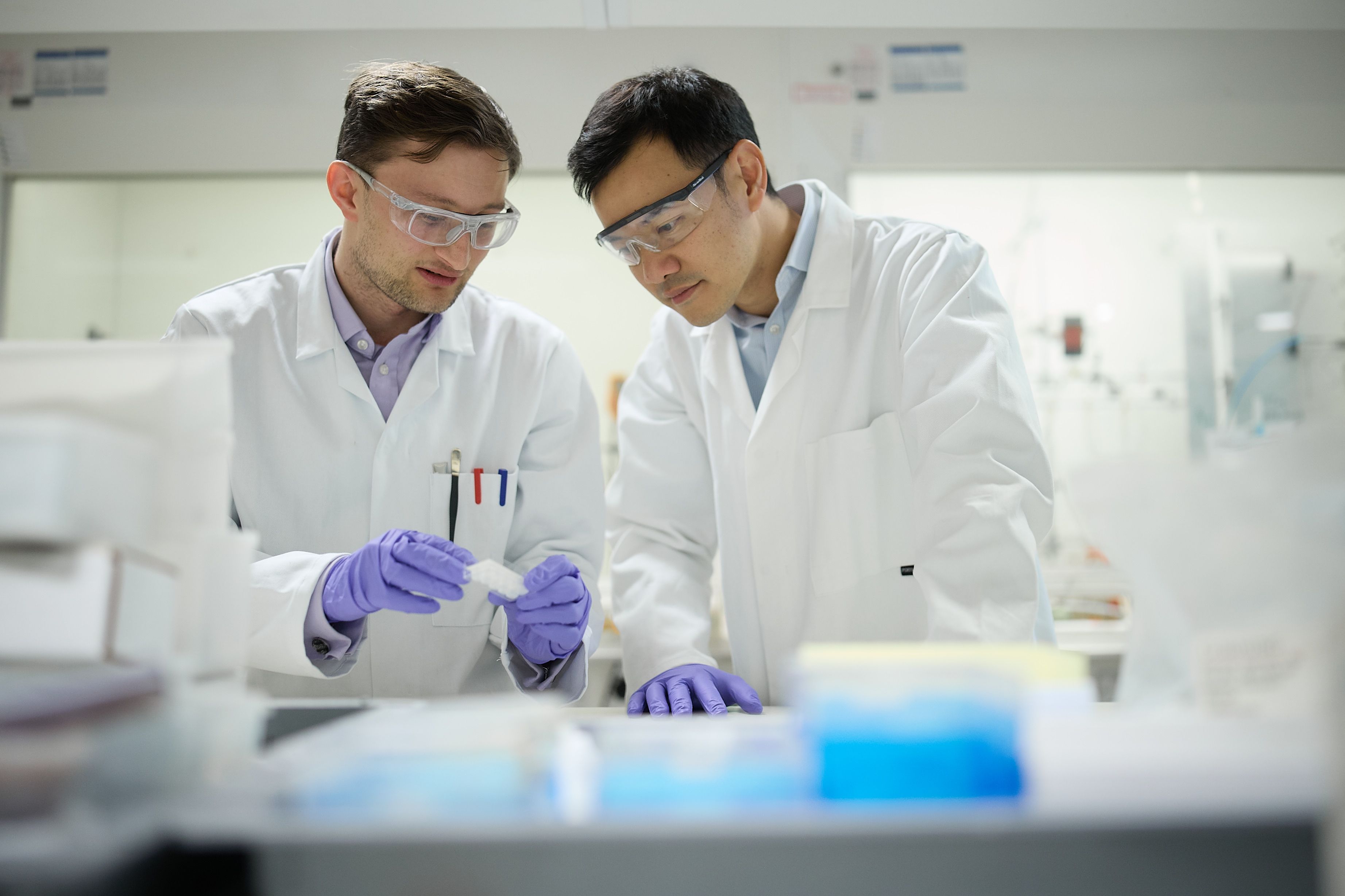 Oxford researcher and SCG collegue working together in a lab