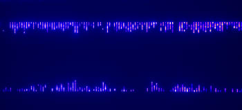 A dark rectangular strip with fluorescent vertical strips across the top and bottom. These strips represent individual fluorescent bacteria confined within vertical channels of a microfluidic "chip" waiting to be screened. 